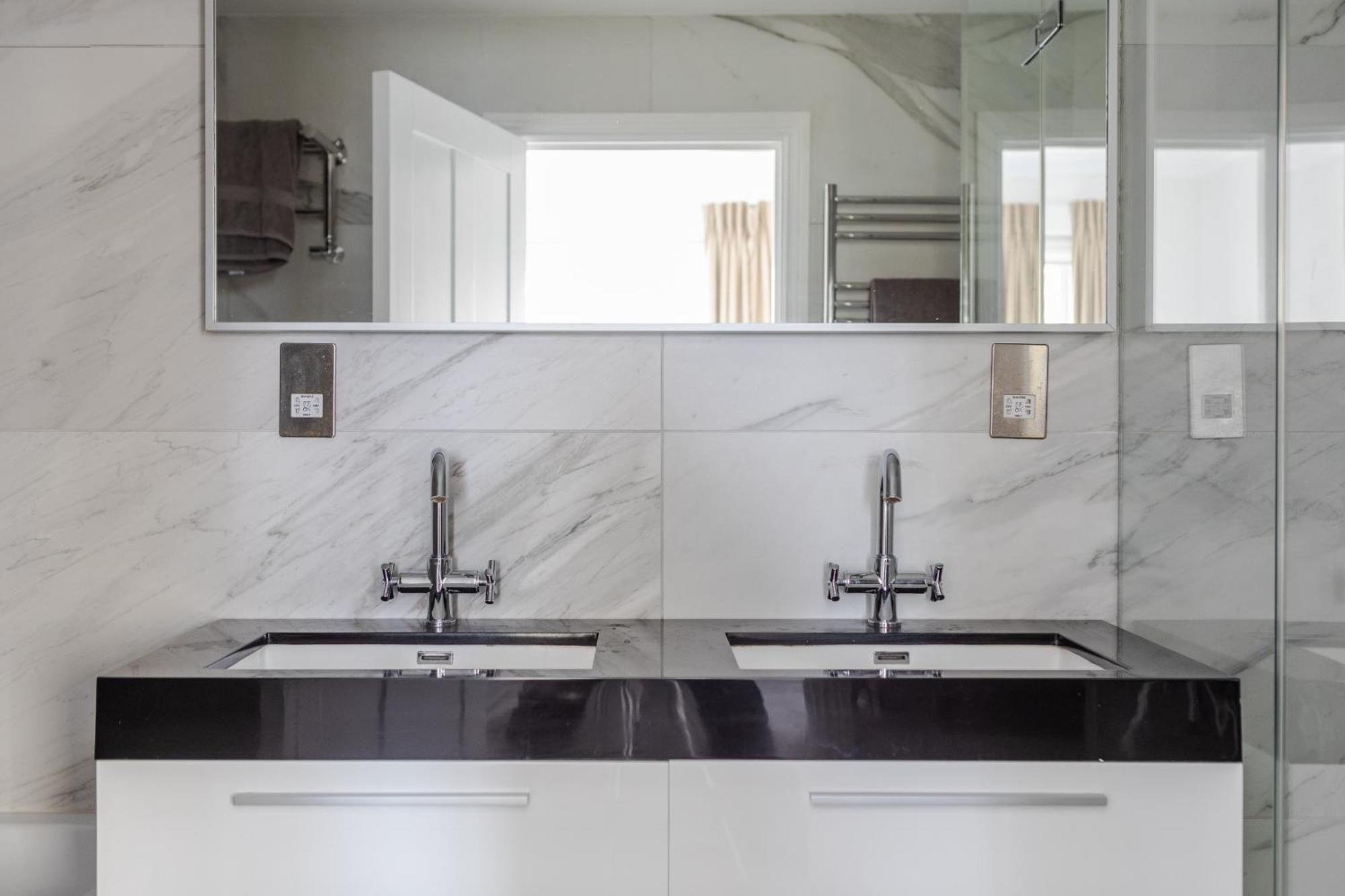 Number 53 - Stunning Maisonette With Parking In Kensington & Chelsea Londra Esterno foto